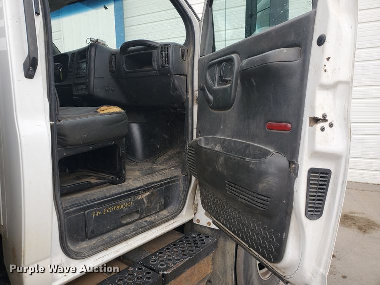 image for item HW9586 2007 Chevrolet C7500  flatbed truck