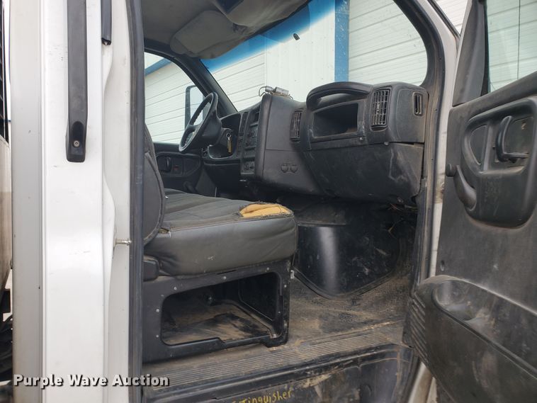 image for item HW9586 2007 Chevrolet C7500  flatbed truck