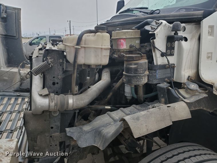 image for item HW9586 2007 Chevrolet C7500  flatbed truck