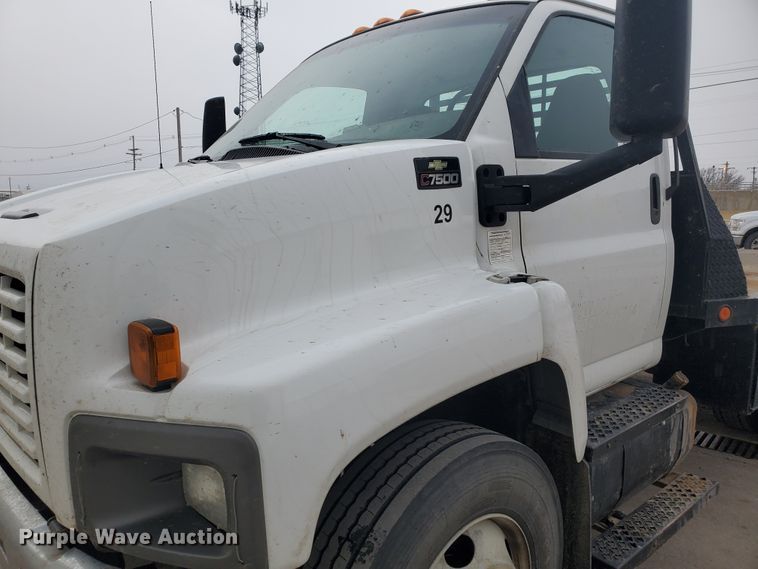 image for item HW9586 2007 Chevrolet C7500  flatbed truck