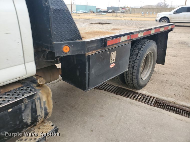 image for item HW9586 2007 Chevrolet C7500  flatbed truck