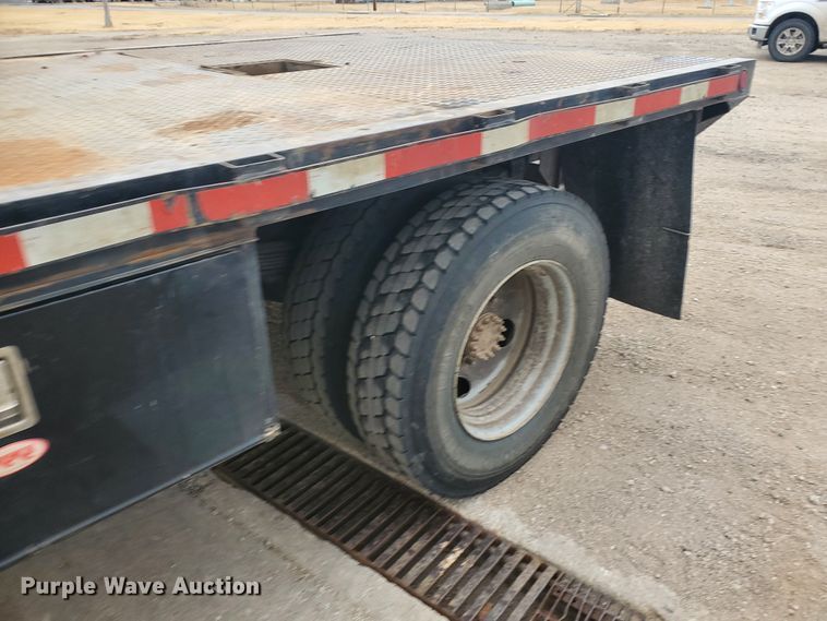 image for item HW9586 2007 Chevrolet C7500  flatbed truck