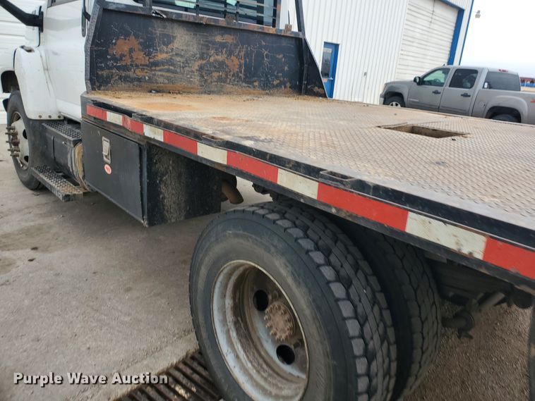 image for item HW9586 2007 Chevrolet C7500  flatbed truck