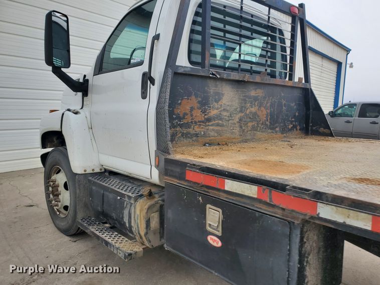image for item HW9586 2007 Chevrolet C7500  flatbed truck
