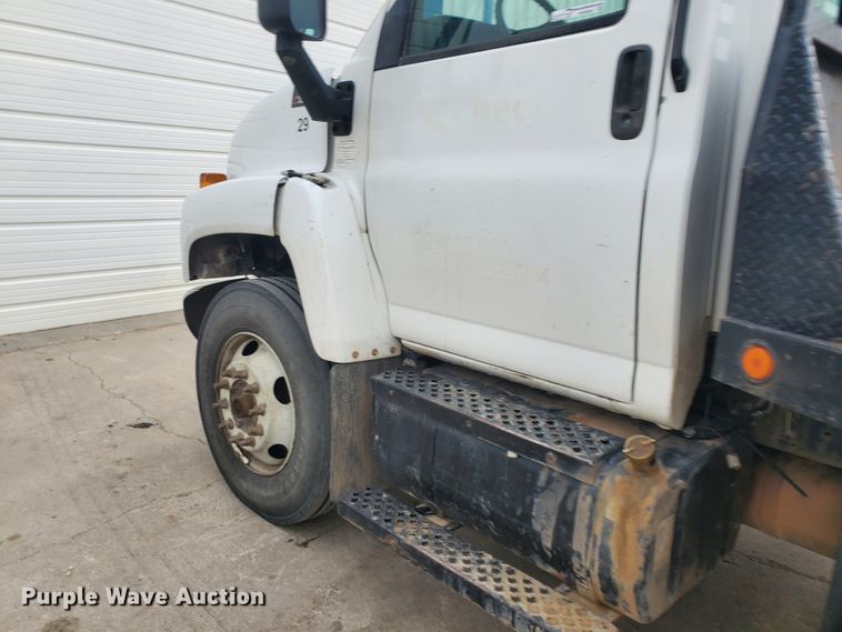 image for item HW9586 2007 Chevrolet C7500  flatbed truck