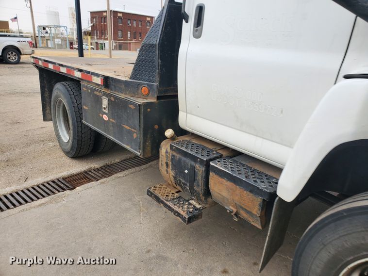 image for item HW9586 2007 Chevrolet C7500  flatbed truck