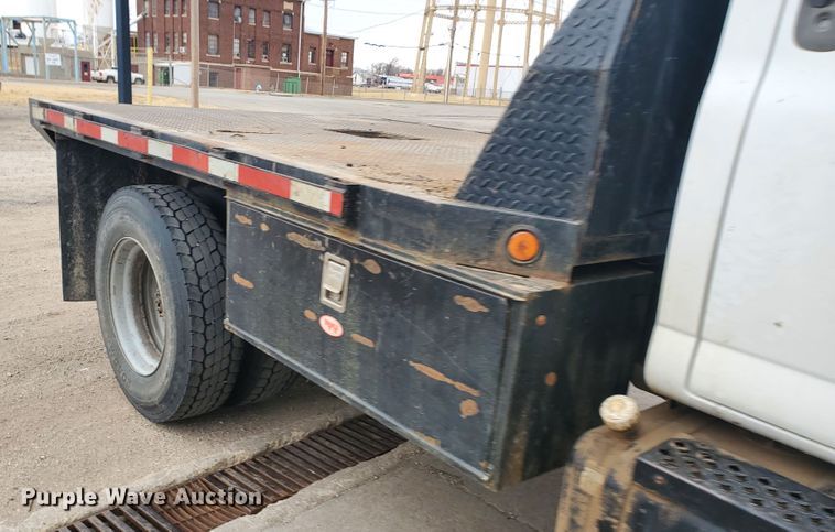 image for item HW9586 2007 Chevrolet C7500  flatbed truck