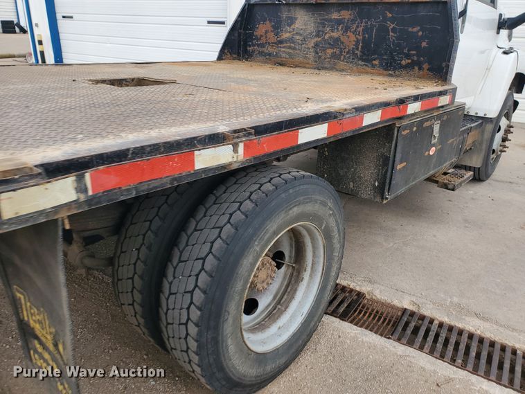 image for item HW9586 2007 Chevrolet C7500  flatbed truck