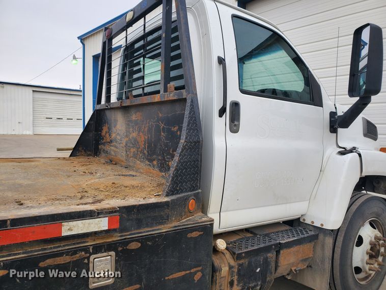 image for item HW9586 2007 Chevrolet C7500  flatbed truck