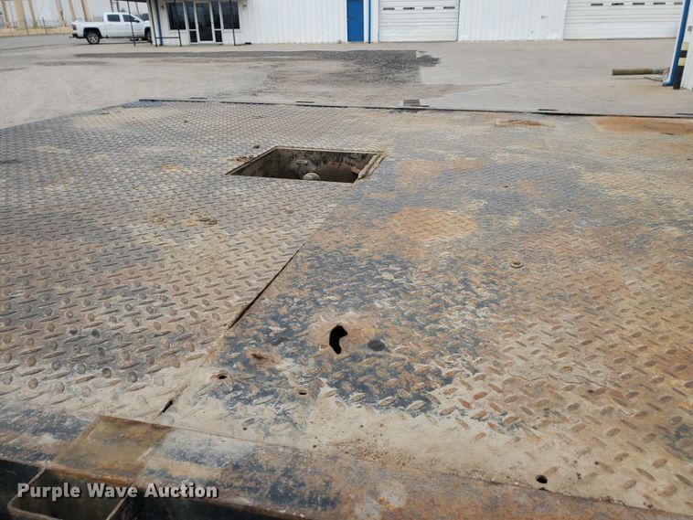 image for item HW9586 2007 Chevrolet C7500  flatbed truck