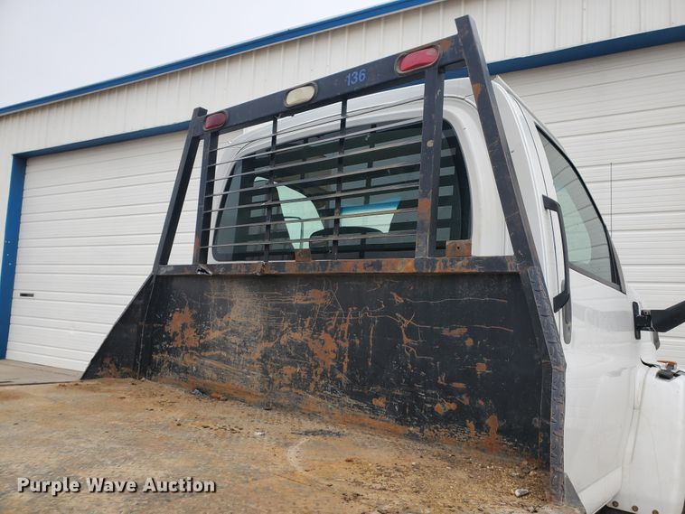 image for item HW9586 2007 Chevrolet C7500  flatbed truck