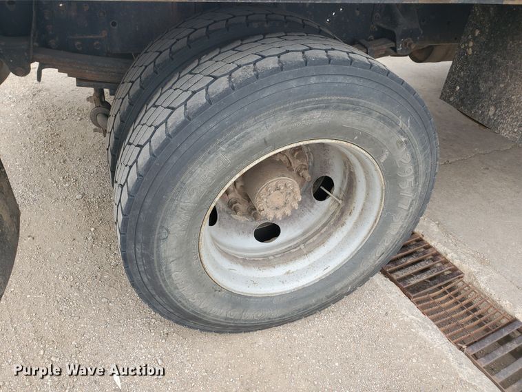 image for item HW9586 2007 Chevrolet C7500  flatbed truck