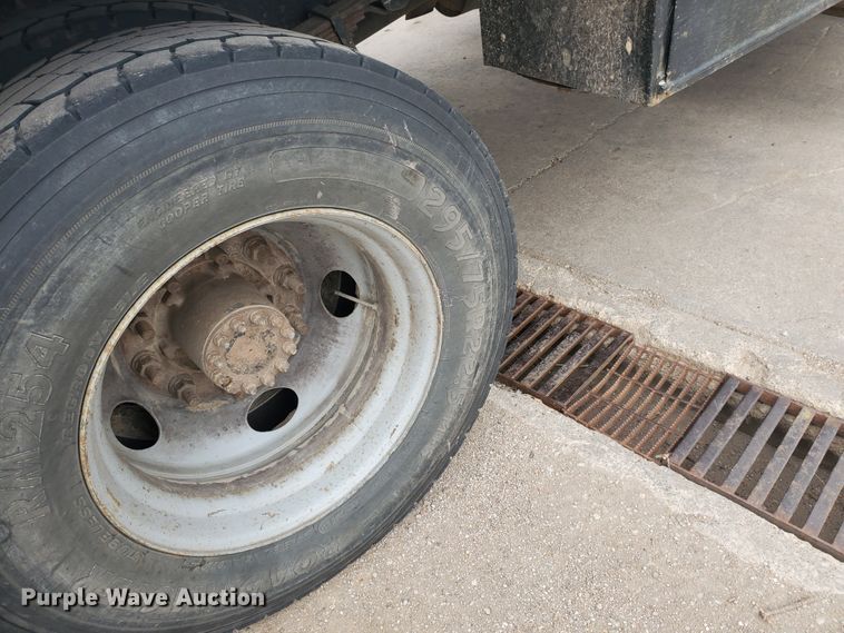 image for item HW9586 2007 Chevrolet C7500  flatbed truck