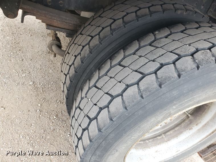 image for item HW9586 2007 Chevrolet C7500  flatbed truck