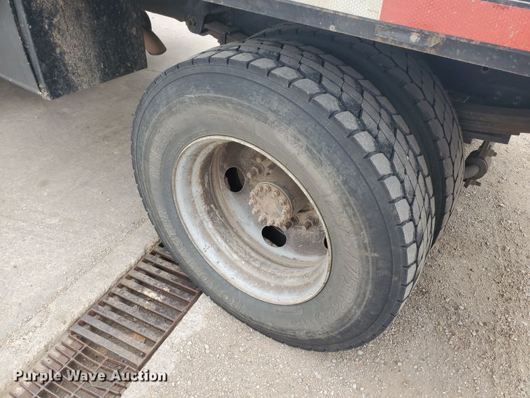 image for item HW9586 2007 Chevrolet C7500  flatbed truck