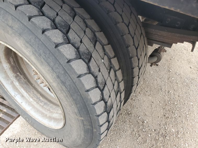 image for item HW9586 2007 Chevrolet C7500  flatbed truck