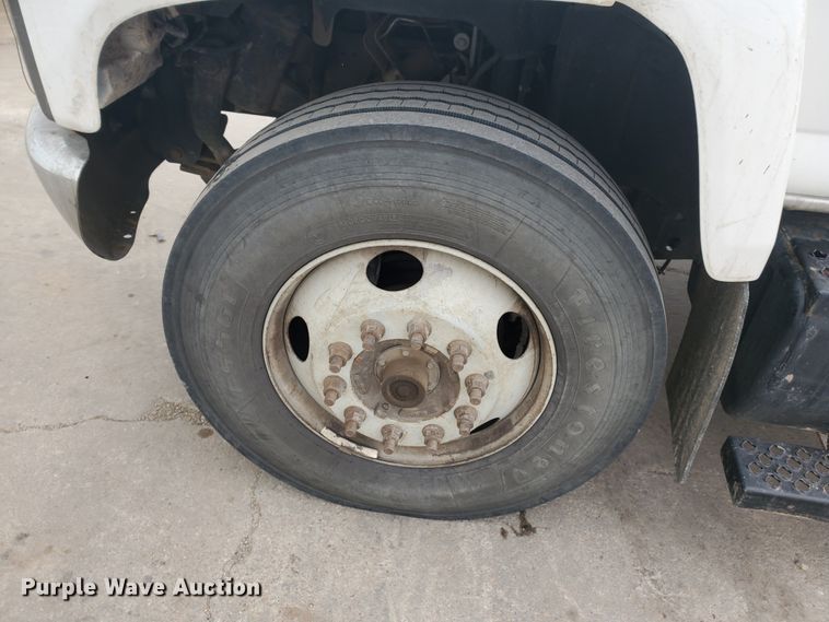 image for item HW9586 2007 Chevrolet C7500  flatbed truck