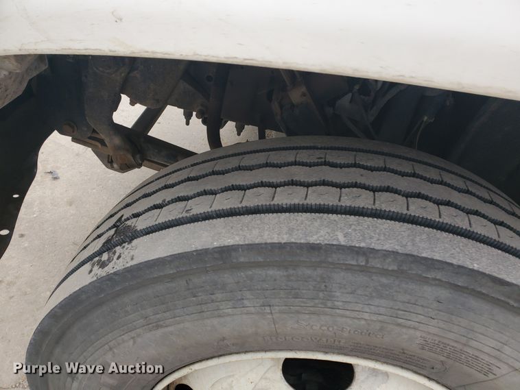 image for item HW9586 2007 Chevrolet C7500  flatbed truck