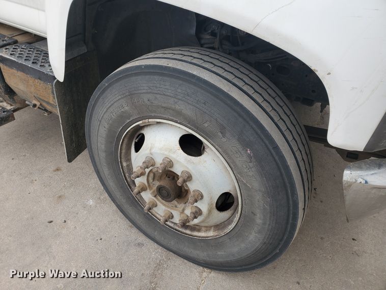 image for item HW9586 2007 Chevrolet C7500  flatbed truck