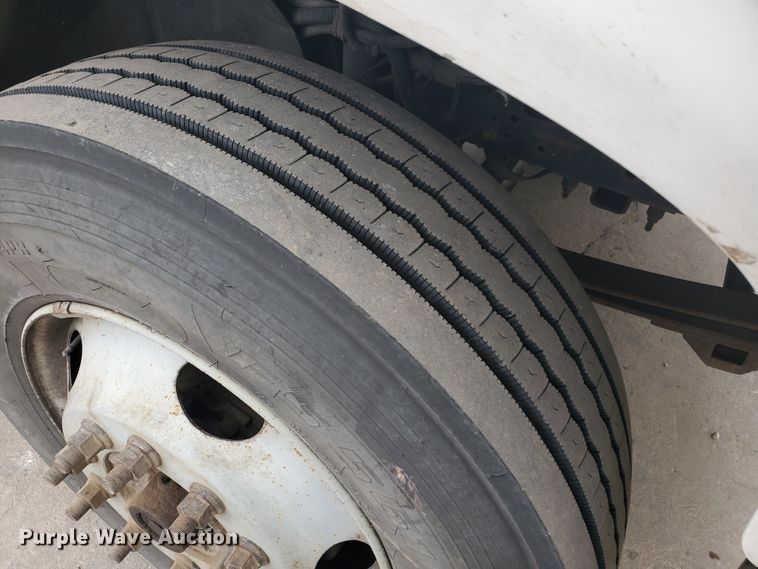 image for item HW9586 2007 Chevrolet C7500  flatbed truck