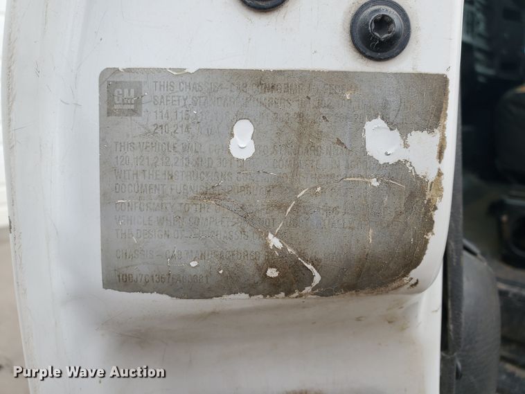 image for item HW9586 2007 Chevrolet C7500  flatbed truck