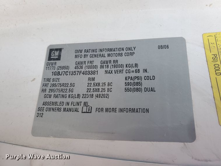 image for item HW9586 2007 Chevrolet C7500  flatbed truck