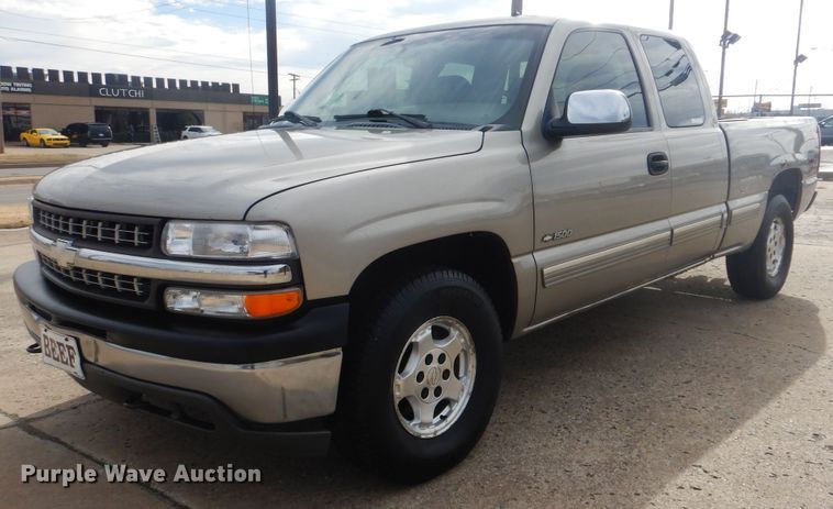 image for item HW9753 2002 Chevrolet Silverado 1500 Ext. Cab pickup truck