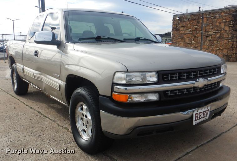 image for item HW9753 2002 Chevrolet Silverado 1500 Ext. Cab pickup truck