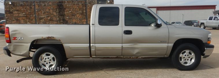 image for item HW9753 2002 Chevrolet Silverado 1500 Ext. Cab pickup truck