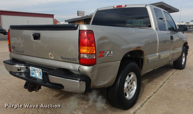 image for item HW9753 2002 Chevrolet Silverado 1500 Ext. Cab pickup truck