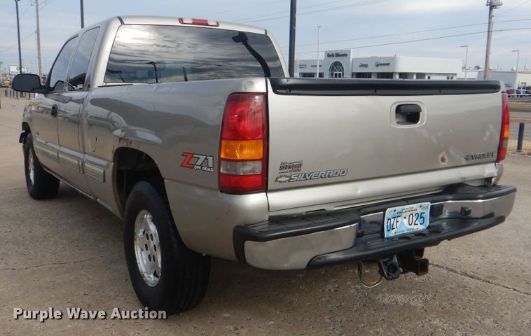 image for item HW9753 2002 Chevrolet Silverado 1500 Ext. Cab pickup truck