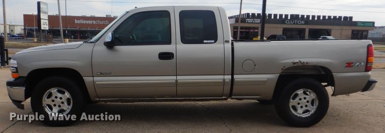 image for item HW9753 2002 Chevrolet Silverado 1500 Ext. Cab pickup truck