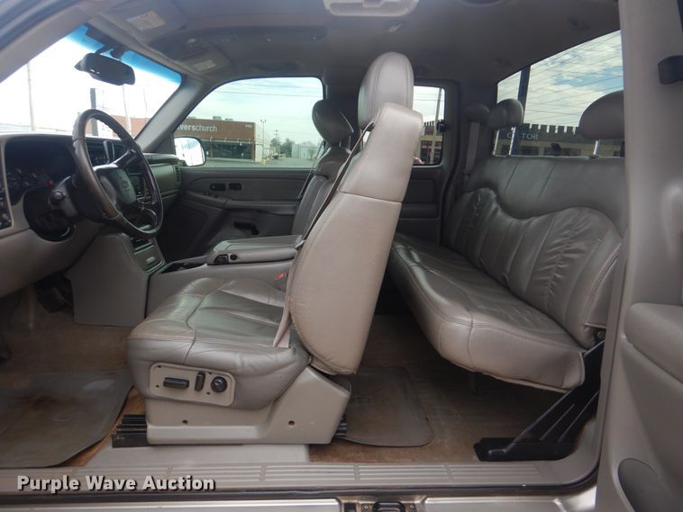 image for item HW9753 2002 Chevrolet Silverado 1500 Ext. Cab pickup truck