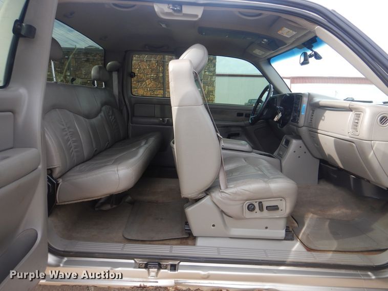 image for item HW9753 2002 Chevrolet Silverado 1500 Ext. Cab pickup truck