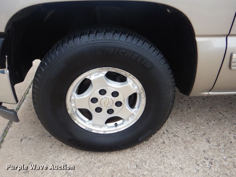 image for item HW9753 2002 Chevrolet Silverado 1500 Ext. Cab pickup truck