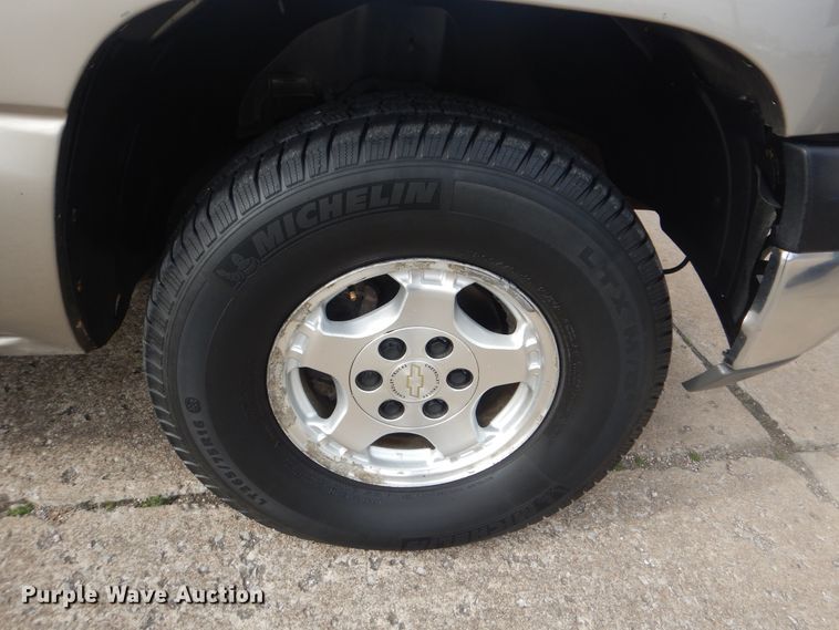 image for item HW9753 2002 Chevrolet Silverado 1500 Ext. Cab pickup truck