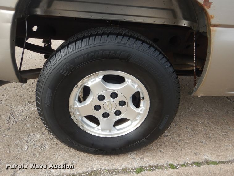 image for item HW9753 2002 Chevrolet Silverado 1500 Ext. Cab pickup truck