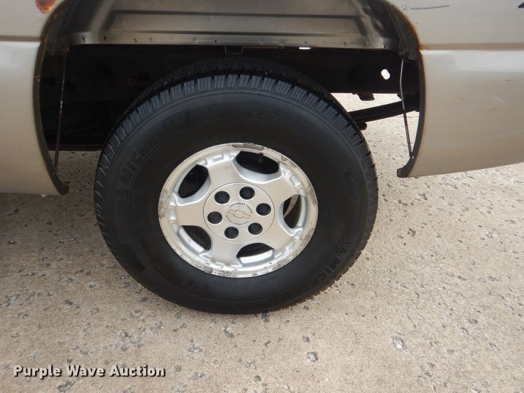 image for item HW9753 2002 Chevrolet Silverado 1500 Ext. Cab pickup truck