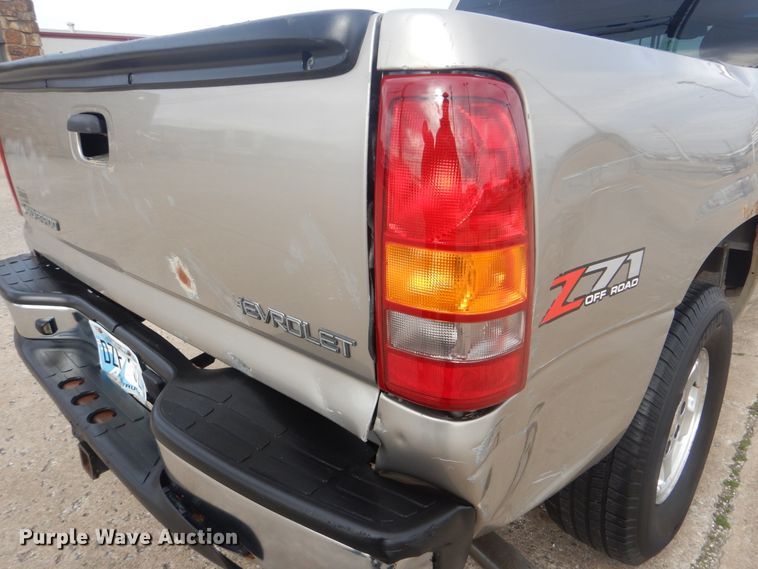 image for item HW9753 2002 Chevrolet Silverado 1500 Ext. Cab pickup truck