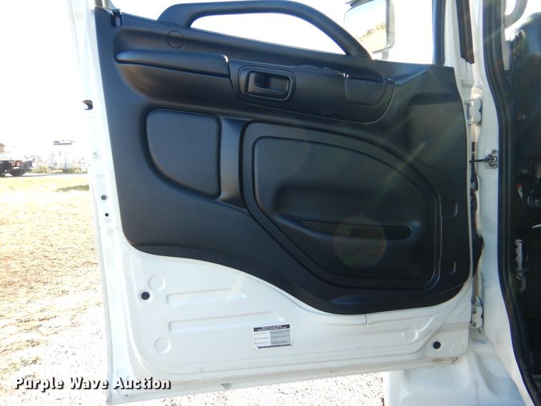 image for item HX9018 2014 Hino 268  truck cab and chassis