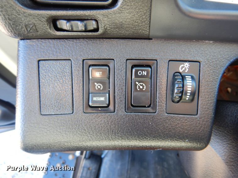 image for item HX9018 2014 Hino 268  truck cab and chassis