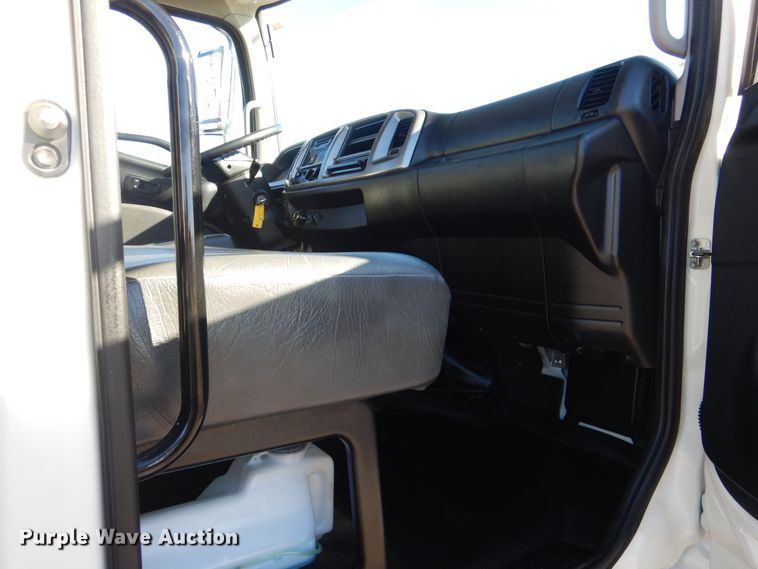 image for item HX9018 2014 Hino 268  truck cab and chassis