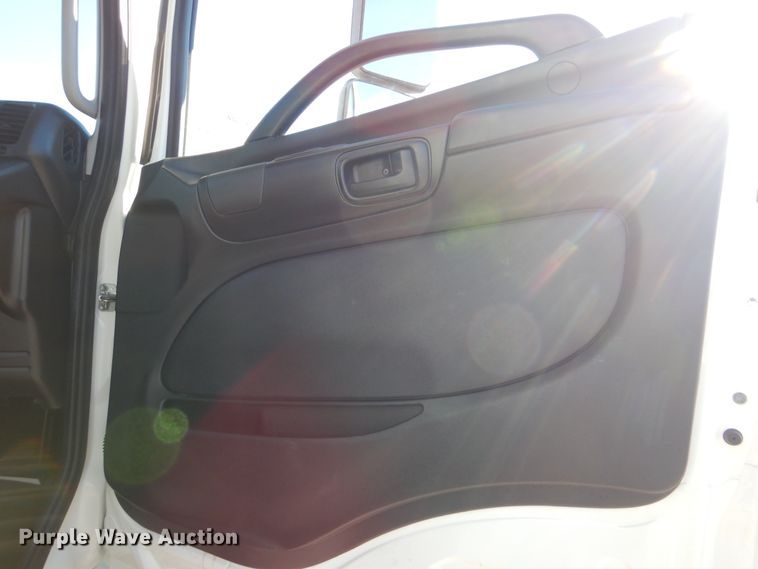 image for item HX9018 2014 Hino 268  truck cab and chassis