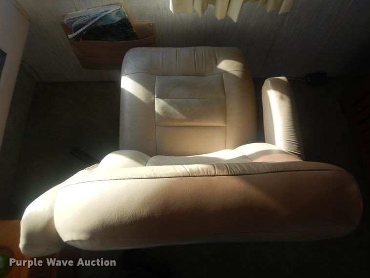 image for item HX9046 1996 Beaver Motor Coaches Monterey  RV