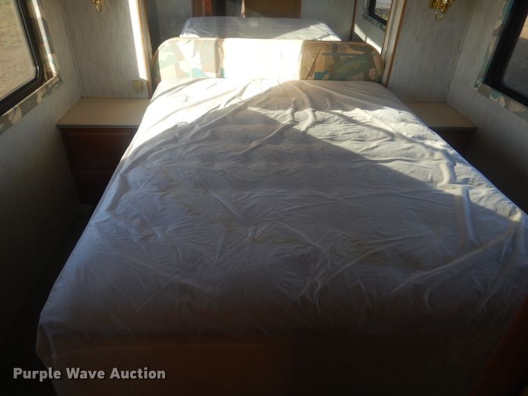 image for item HX9046 1996 Beaver Motor Coaches Monterey  RV