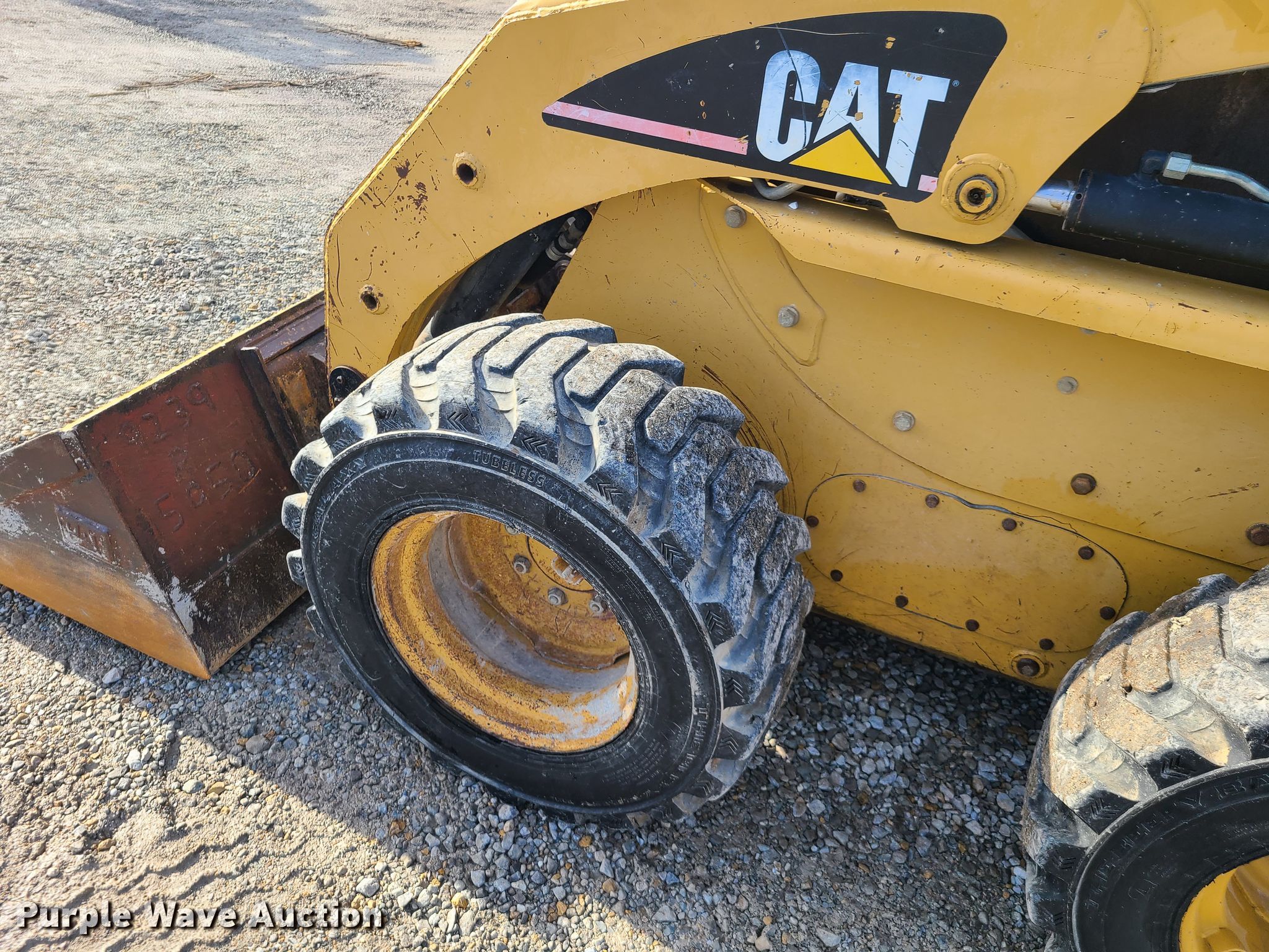 1999 Caterpillar 236 skid steer in Sedalia, MO | Item GY9664 sold