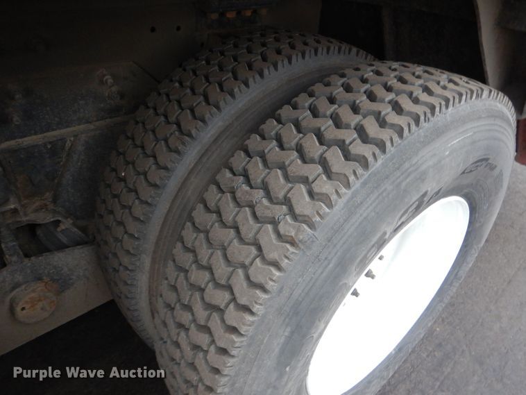 image for item AF9901 1999 Volvo Xpeditor  refuse truck