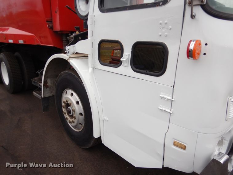 image for item AF9901 1999 Volvo Xpeditor  refuse truck