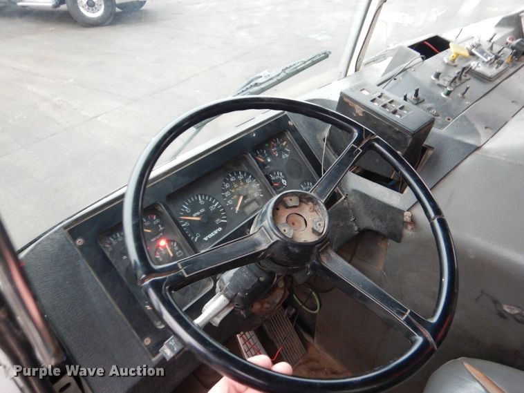 image for item AF9901 1999 Volvo Xpeditor  refuse truck