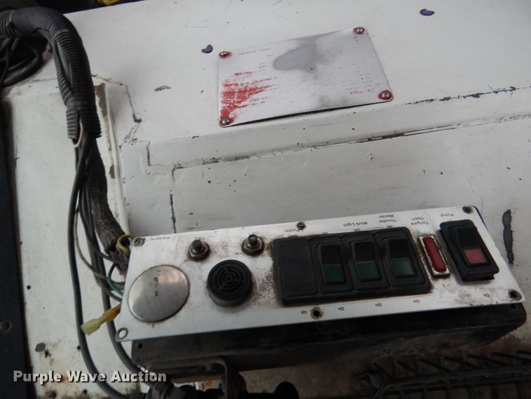 image for item AF9901 1999 Volvo Xpeditor  refuse truck